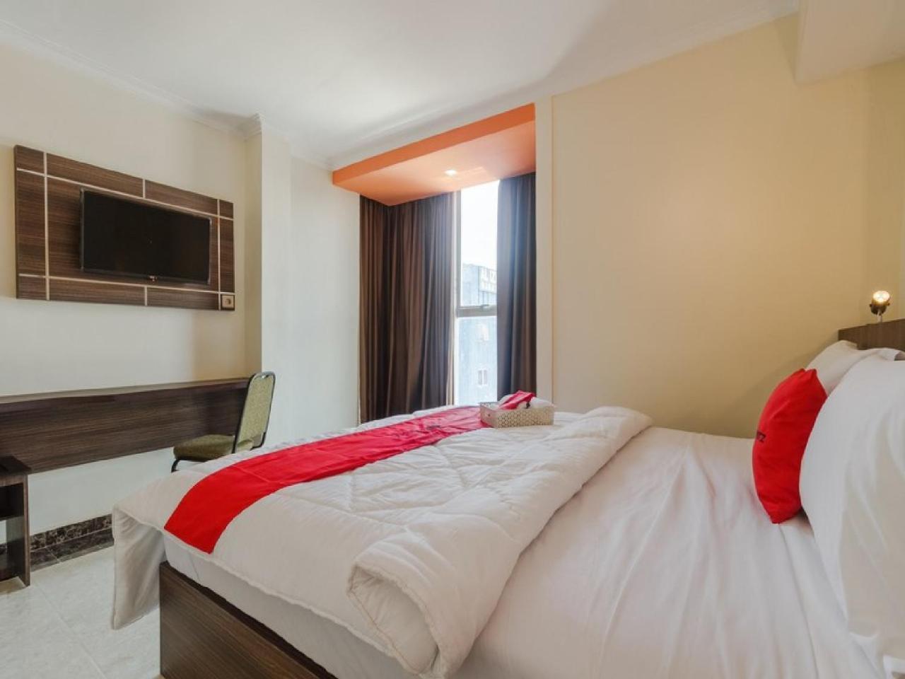 Reddoorz Plus @ Boulevard Panakkukang Макасар Экстерьер фото