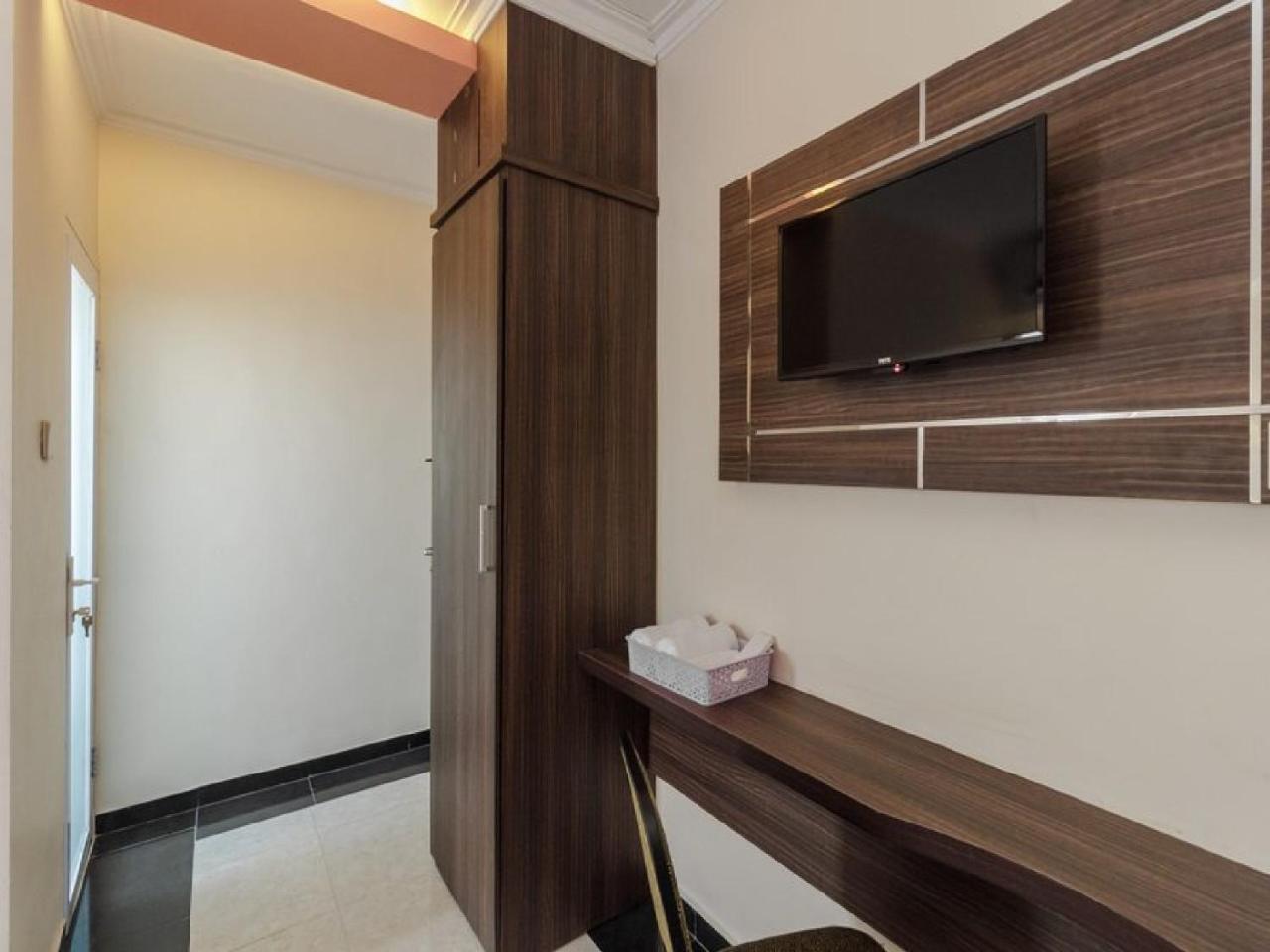 Reddoorz Plus @ Boulevard Panakkukang Макасар Экстерьер фото