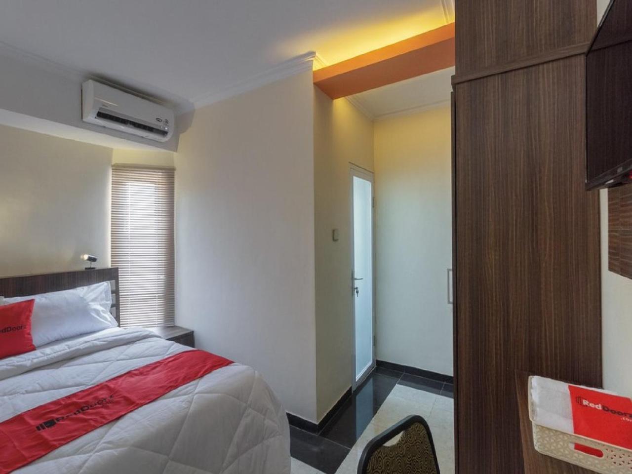 Reddoorz Plus @ Boulevard Panakkukang Макасар Экстерьер фото