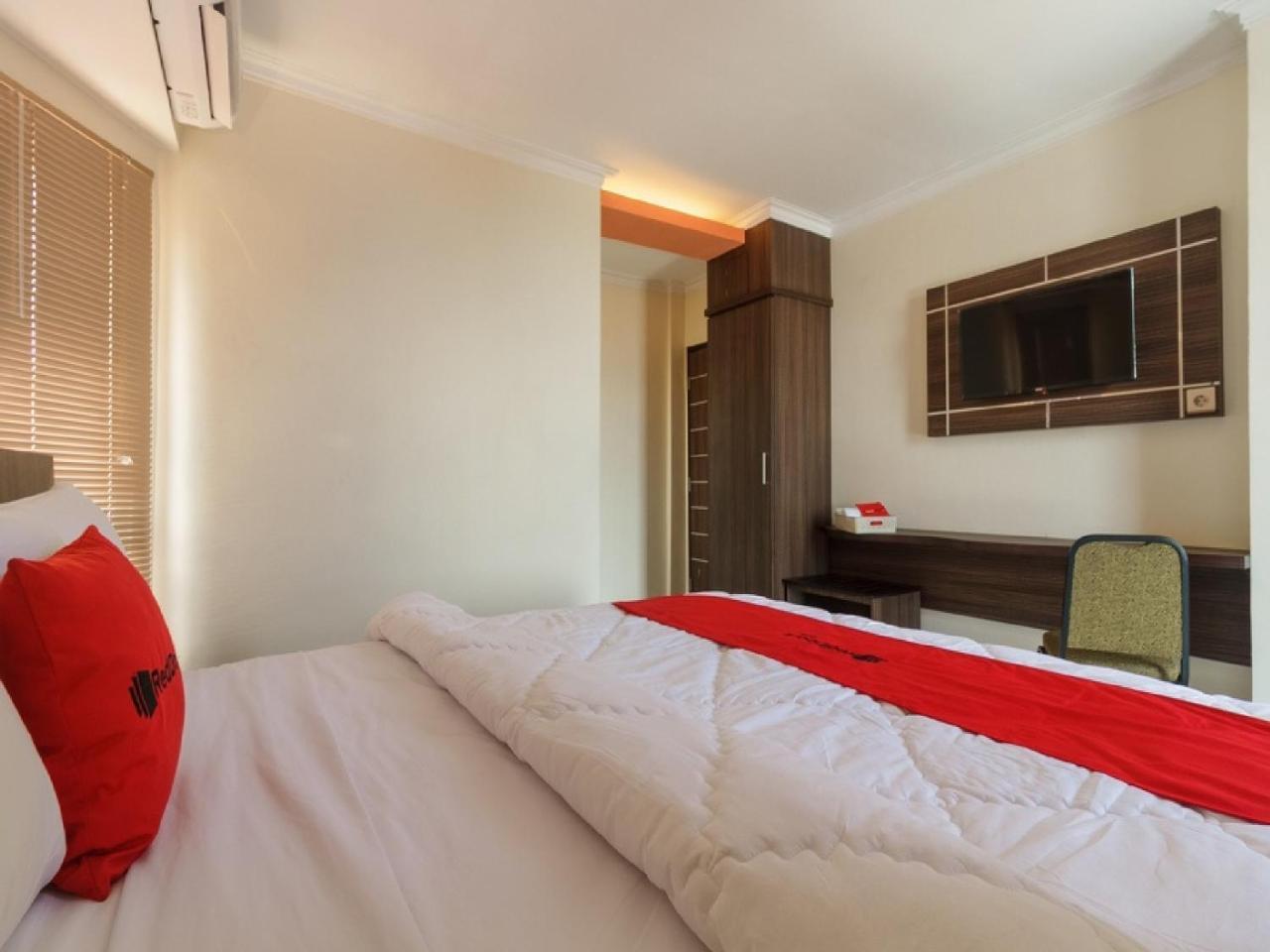 Reddoorz Plus @ Boulevard Panakkukang Макасар Экстерьер фото
