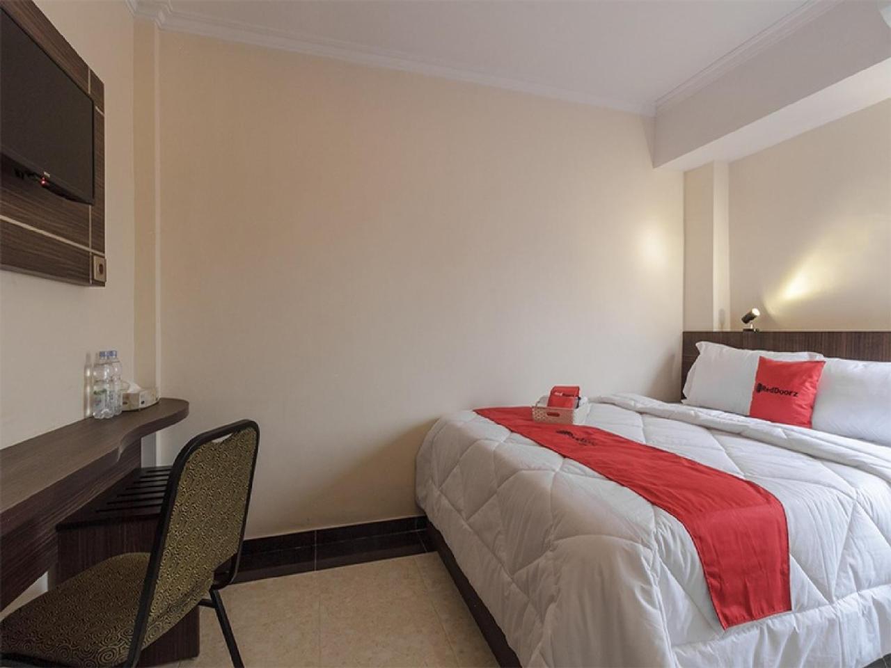 Reddoorz Plus @ Boulevard Panakkukang Макасар Экстерьер фото